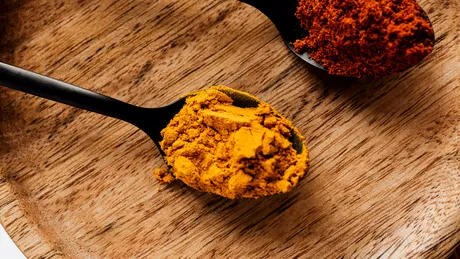 Turmericul și beneficiile impresionante pentru piele: ce mască să faci acasă