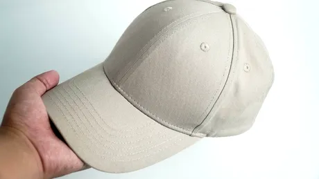 Cum să cureți corect pălăriile și șepcile fără să le deteriorezi, atât de mână, cât și în mașina de spălat. Ce trebuie să știi despre detergent, temperatură și centrifugare