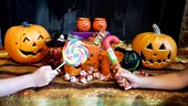 De Halloween, nu dulciurile îi rănesc pe copii, ci vorbele noastre! Psihologii avertizează: opriți critica legată de mâncare