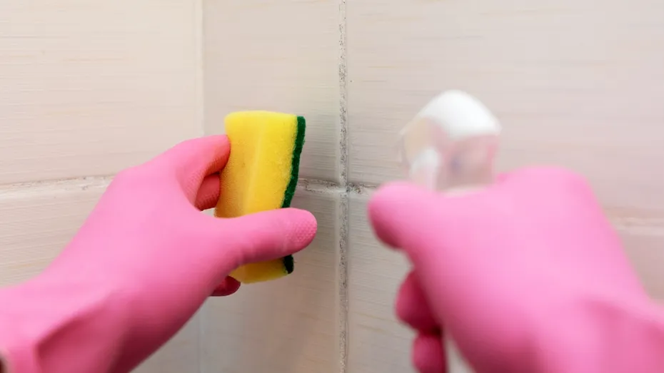 Cele mai bune metode să cureți chitul din baie. Rosturile vor arăta impecabil