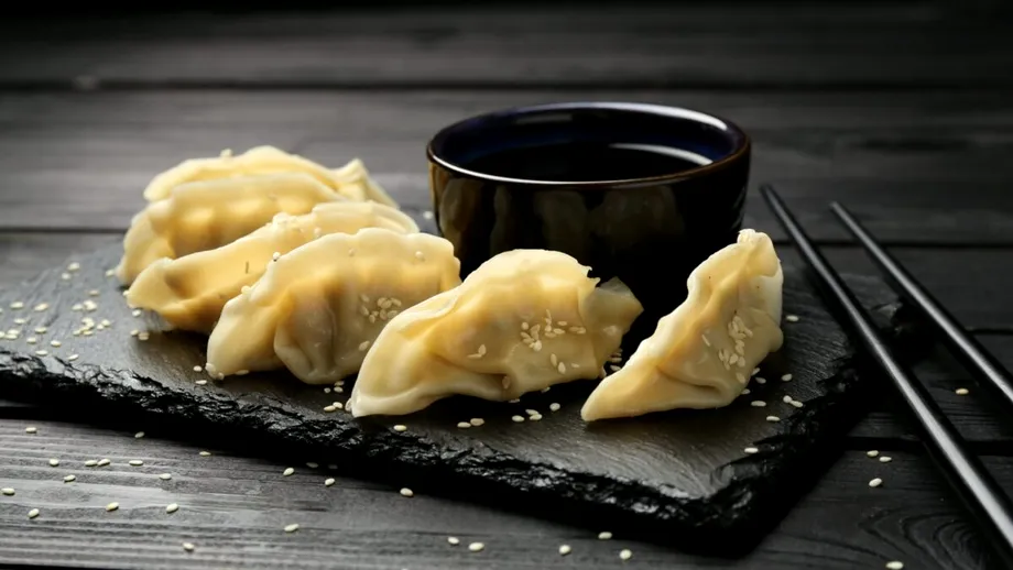 Jiaozi, găluște chinezești pline de savoare. Rețeta simplă pe care o poți face acasă!