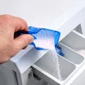 Nu scoți sertarul de detergent al mașinii de spălat după spălare? Greșeala pe care mulți o fac și care îi poate îmbolnăvi grav