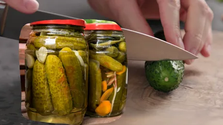 Trucul pentru castraveți murați crocanți, în saramură. Dacă faci asta, sigur nu se înmoaie!