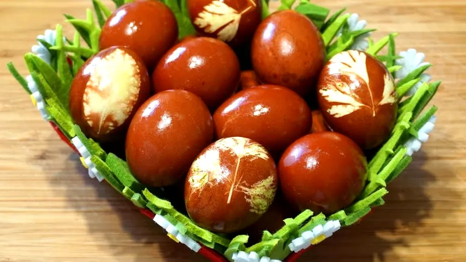 Ouă vopsite cu sfeclă roșie. Metoda naturală preferată de multe gospodine