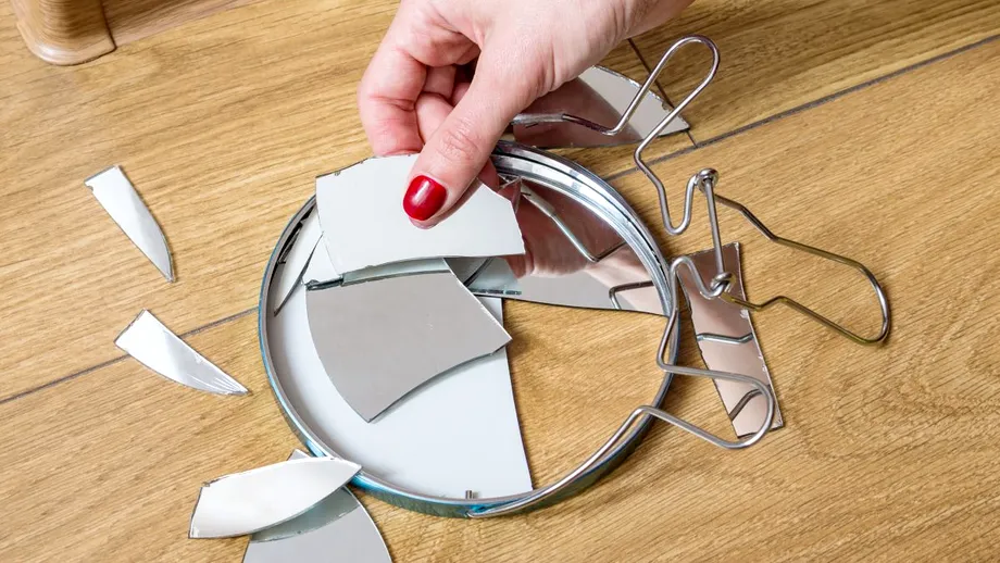 Ce semnifică, de fapt, când spargi o oglindă. Numerologul Mihai Voropchievici a elucidat misterul