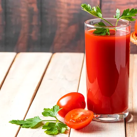 Secretul longevității? Experții spun să bei suc de roșii zilnic