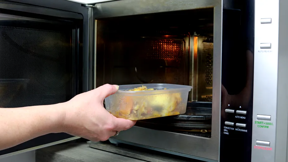 Chimicalele din cutiile de plastic ne îmbolnăvesc. Ce sunt disruptorii endocrini și cum te poți proteja de ei