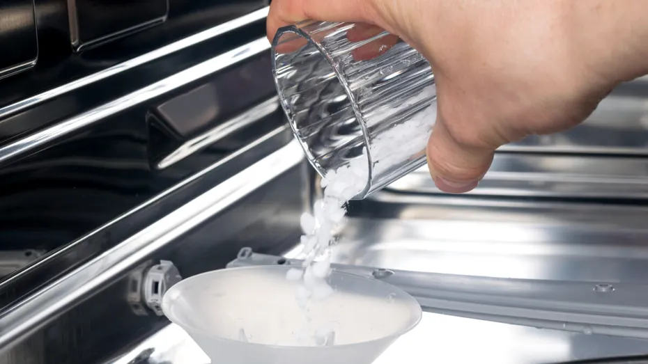 La cât timp se pune sare în mașina de spălat vase? Cum se adaugă corect și de ce e importantă
