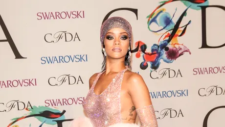 Apariții pe covorul roșu de la care bărbații nu-și pot lua ochii. Au lăsat totul la vedere!