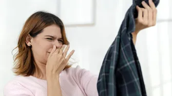 Hainele miros urât după ce le-ai spălat? Regula de 30 de minute pe care să o pui rapid în practică