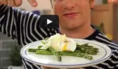 Jamie Oliver îţi arată cum prepari un ou prin poşare – Video