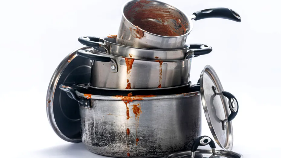 Cum să degresezi tăvile și tigăile cu ajutorul plicurilor de ceai