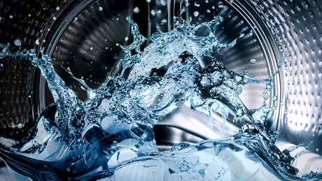 Cele mai grave greșeli când vine vorba de spălarea rufelor. Strici și hainele, și mașina de spălat!