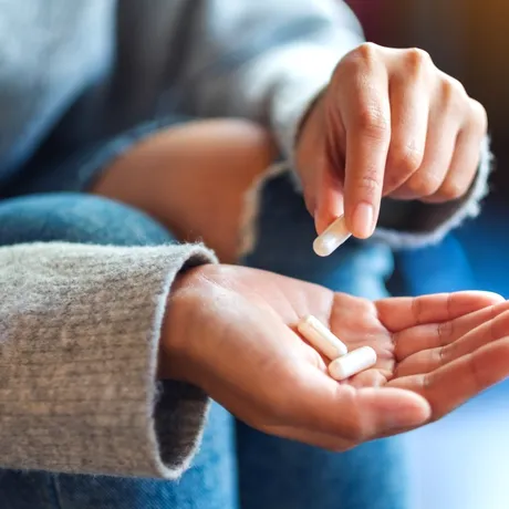 Atenție la ce mănânci când iei pastile! Alimentele „banale” care îți pot sabota tratamentul