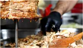 Ce a găsit un bucureștean într-o șaorma cumpărată de la un celebru restaurant: „Pe lângă faptul că e viu, e și nebărbierit” / VIDEO