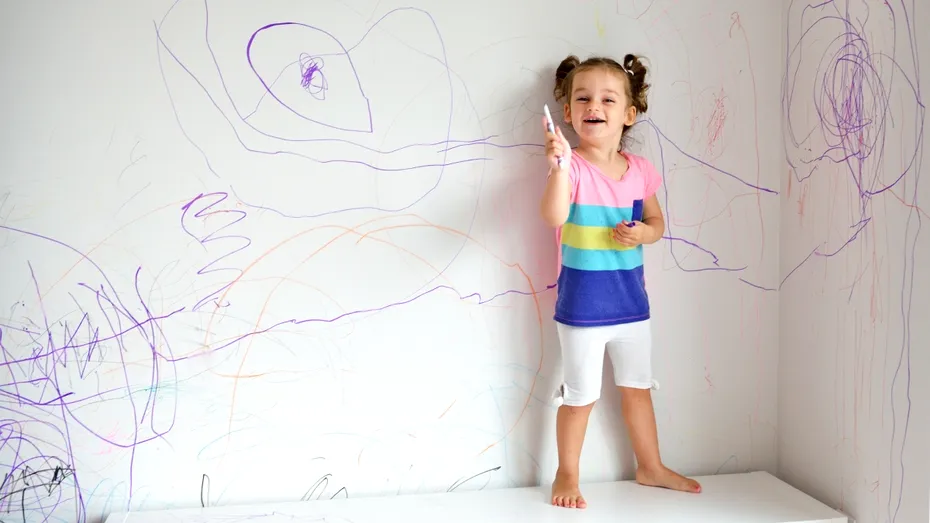 Cum să cureți pereții murdăriți de copii cu creioane în doar un minut