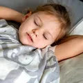 Bruxismul la copii, la o lună de la începerea școlii: cum îl recunoști și ce soluții există