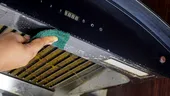 Cum cureți filtrul hotei fără să freci minute întregi. Trucul cu apă fierbinte, bicarbonat și folie de aluminiu