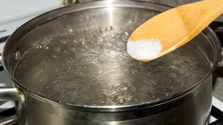 De ce e bine să pui sare în apa în care fierb ouăle