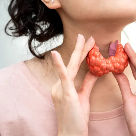 Semne că ai probleme cu tiroida. De ce să fii atent la piele, unghii și păr