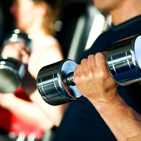 Obiceiuri care îți pot slăbi mușchii și pot crește riscul de durere sau accidentări