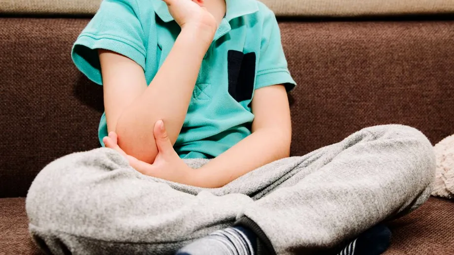 „Dureri de creștere” sau artrită juvenilă? Semnele care ar trebui să îi trimită pe părinți la medic