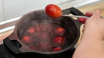 Cum îți dai seama că ai făcut indigestie de la prea multe ouă de Paște. Senzația de „piatră în stomac” e primul semn