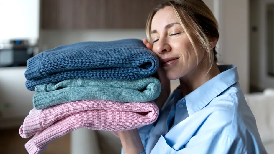 Cum să aduci la dimensiunea normală un pulover care a intrat la apă. Trucul care poate salva hainele în câteva minute