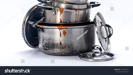 Cum cureți grăsimea întărită de pe oale și cratițe fără apă caldă. Soluții simple care chiar funcționează