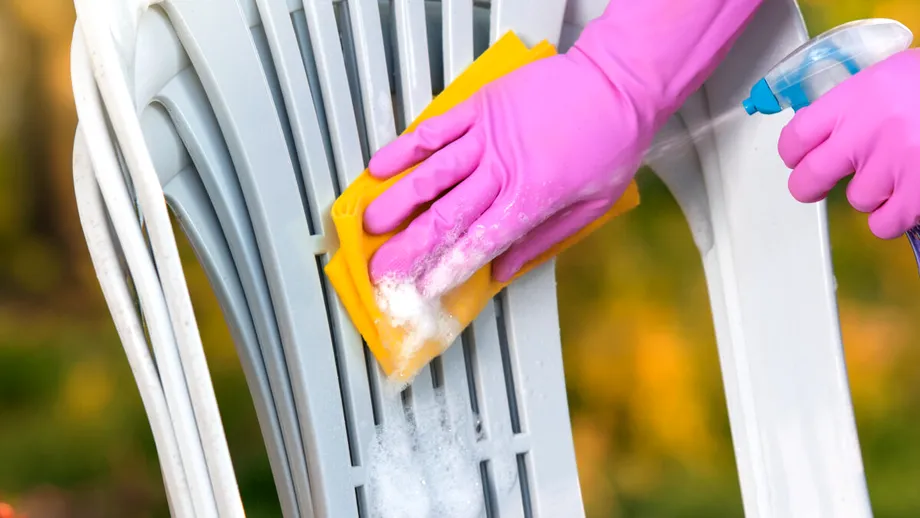 Cum să cureți scaunele albe din plastic. Le poți ține toată vara în curte, fără grija petelor