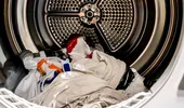 Hainele miros în continuare a transpirație după spălare? Două ingrediente din bucătărie care scot mirosurile neplăcute
