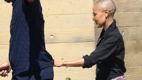 Jada Pinkett Smith nu se teme de alopecie. Vedeta, tunsă zero, la plimbare cu soțul ei