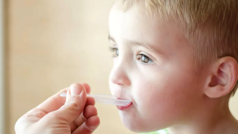 Ingredientul simplu care poate calma tusea nocturnă la copii. Este la fel de eficient ca siropurile de tuse din farmacii
