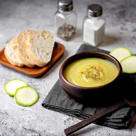 Secretul unei supe cremă de dovlecei cu gust desăvârșit. Trucul simplu folosit de bucătarii profesioniști