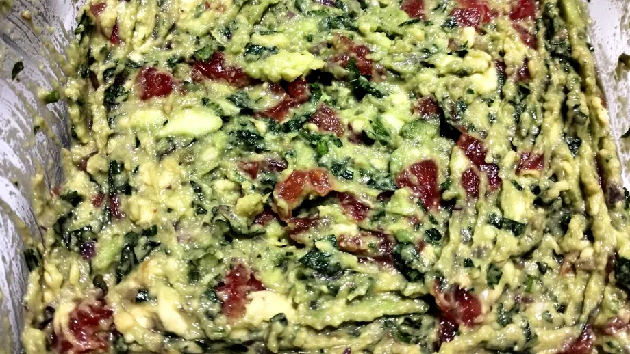 Guacamole - rețeta testată. Cum faci în doar 10 minute o salată de avocado cu roșii fantastic de bună