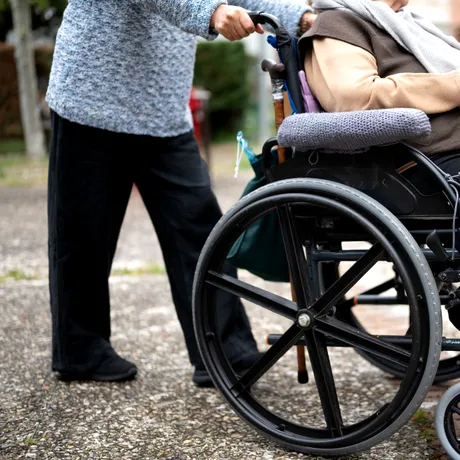 O îngrijitoare a primit o avere de la un bătrân bolnav de care avea grijă! Familia lui a contestat decizia în instanță