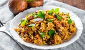 Rețeta celui mai gustos pilaf de orez cu ciuperci. Ține de foame și e pe gustul tuturor!