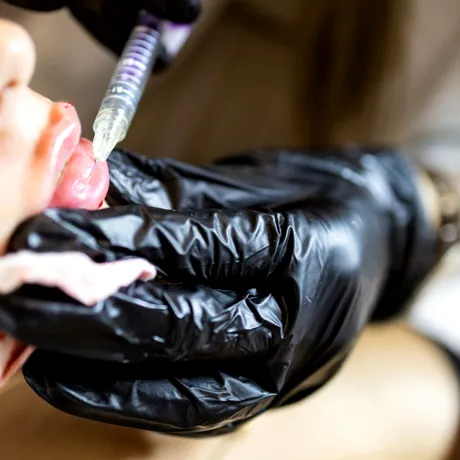 O studentă la Medicină din Sibiu făcea intervenții estetice chiar la ea acasă, fără să aibă drept de practică!