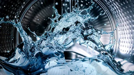 Câtă apă consumă o mașină de spălat la un ciclu? Moduri prin care poți reduce consumul
