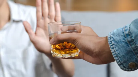 Ce se întâmplă în organismul tău dacă bei alcool pe stomacul gol | VIDEO