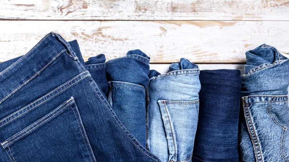 Cum să îți păstrezi blugii ca noi. Metoda simplă care previne decolorarea după spălări repetate
