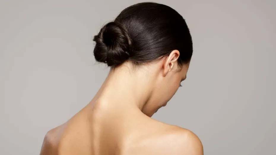 Sleek bun: coafura minimalistă care rămâne în trend