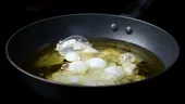 Nu mai prăji ouăle ochi în ulei sau unt. Trucul simplu care le face mai ușoare și mai gustoase/ VIDEO