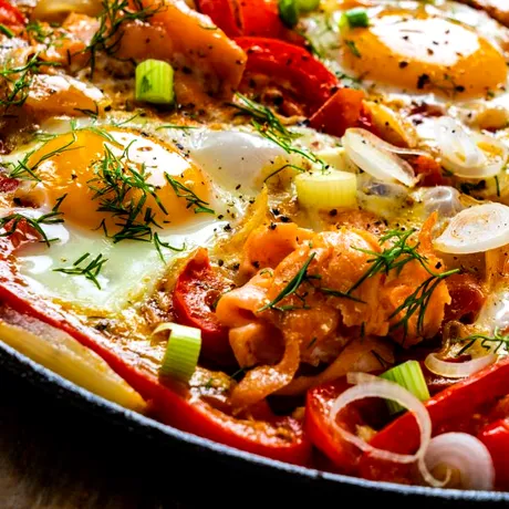 Shakshuka cu ouă și Cârnați Grătărescu Cris-Tim