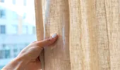 Trucul simplu care îți ține perdelele fără praf, fără să le speli constant