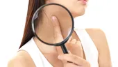 Testul oglinzii te ajută să descoperi nodulii tiroidieni. Cum îți autoexaminezi tiroida