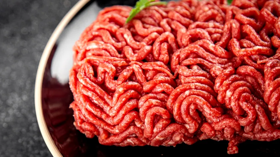 Cum gătești corect carnea tocată? Regulile simple care fac diferența între un preparat gustos și unul fad