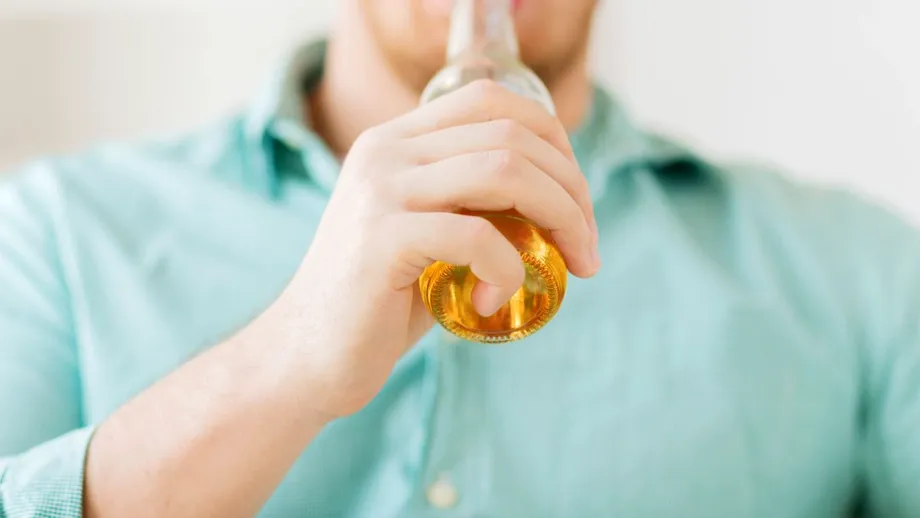 Băutura care îți îmbătrânește creierul cu 10 ani. O bei cu plăcere, dar știi care sunt consecințele?