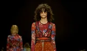 Burberry in stilul boho-chic la London Fashion Week! Franjuri, camuflaj si motive florale!