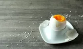 Trucul banal care te ajută să cureți ouăle fierte în câteva secunde! Ingredientul secret pe care trebuie să-l pui în apă